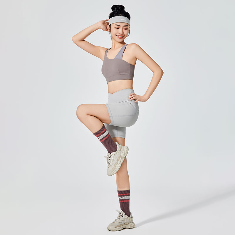 Conjunto de pantalones cortos deportivos de teñido liso gris para mujer que revolucionarán las tendencias de ropa deportiva